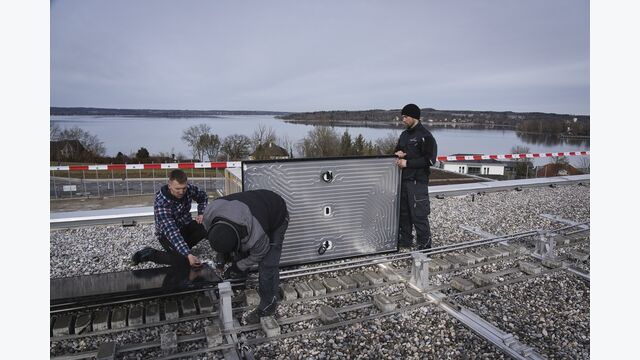 Insgesamt haben die Monteure 228 Photovoltaik-Thermie-Module installiert.
