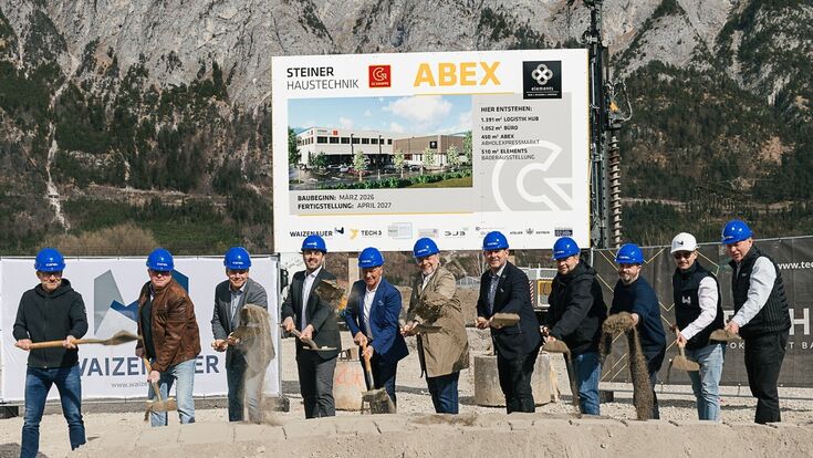 Spatenstich für die neue Niederlassung der Steiner Haustechnik in Völs, unter anderem mit Alexander Schatz, Niederlassungsleiter in Tirol (3. v.l.), Peter Lobenwein, Bürgermeister von Völs (5. v.l.), Hans-Peter Moser, geschäftsführender Gesellschafter GC-Gruppe Österreich (Mitte) und Andreas Leobacher, geschäftsführender Gesellschafter Steiner Haustechnik (5. von r.)