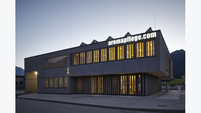 Eine Solaranlage am Dach der Naturkosmetikfirma "Aromapflege" liefert drei Viertel der Heizenergie.