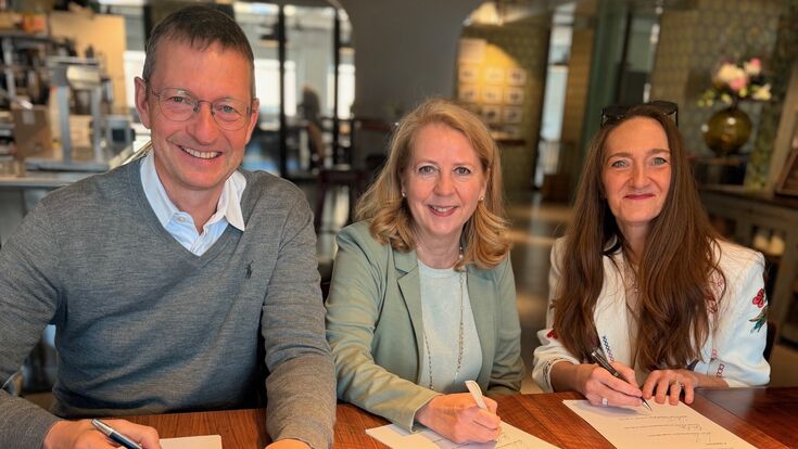 Unterzeichnung des Positionspapiers: Dirk Otto, Doris Bele und Martina Reinholz (v.l.n.r.)