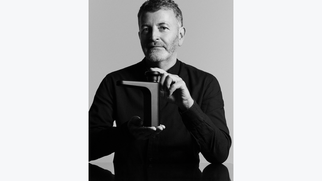 Designer Christian Haas mit seiner Armaturenkollektion Vea.
