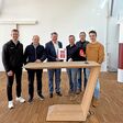 Hoval Österreich Geschäftsführer Christian Hofer überreicht dem erfolgreichen Entwicklerteam in Zeltweg die Urkunde.