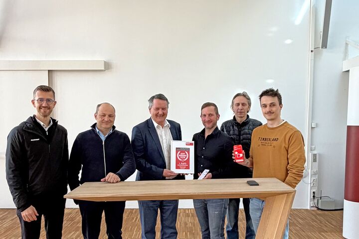 Hoval Österreich Geschäftsführer Christian Hofer überreicht dem erfolgreichen Entwicklerteam in Zeltweg die Urkunde.