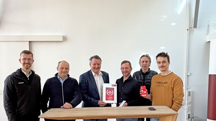 Hoval Österreich Geschäftsführer Christian Hofer überreicht dem erfolgreichen Entwicklerteam in Zeltweg die Urkunde.