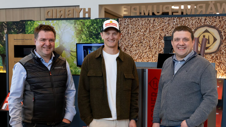 Markus Hargassner (links)  und Anton Hargassner (rechts) begrüßen Spitzensportler Daniel Huber (mittig) im Team.