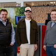 Markus Hargassner (links)  und Anton Hargassner (rechts) begrüßen Spitzensportler Daniel Huber (mittig) im Team.