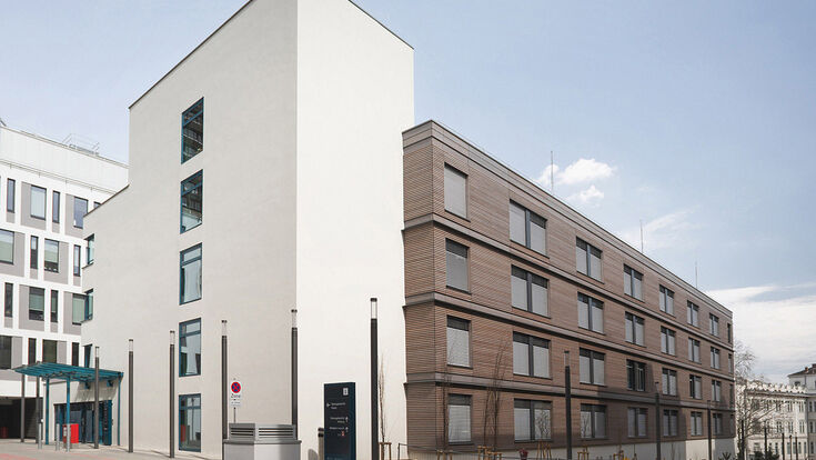 Das neue Stationsgebäude Süd besteht aus insgesamt 112 Holzmodulen. Nur die zwei Treppenhäuser an den Stirnseiten des Gebäudes wurden als nicht brennbarer Massivbau errichtet.