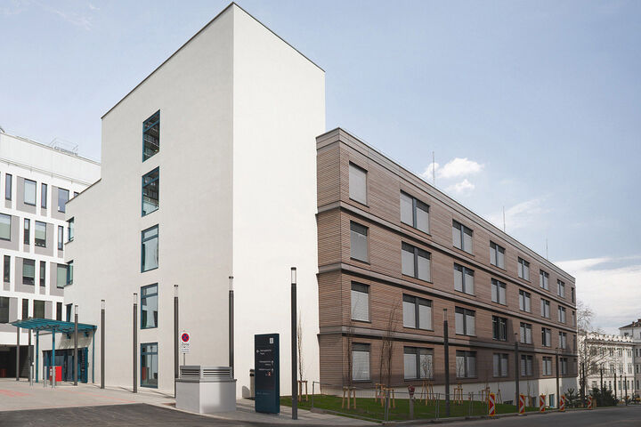 Das neue Stationsgebäude Süd besteht aus insgesamt 112 Holzmodulen. Nur die zwei Treppenhäuser an den Stirnseiten des Gebäudes wurden als nicht brennbarer Massivbau errichtet.