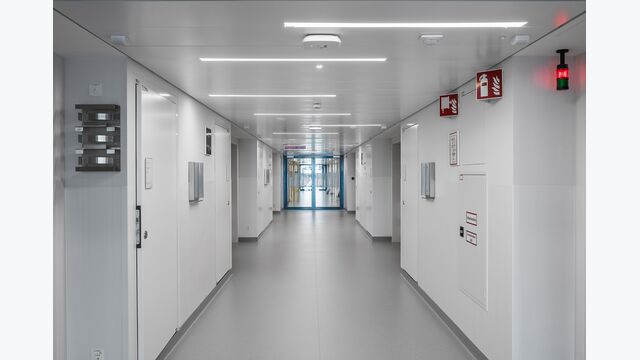 Die Planung von Hoyer Brandschutz sieht vor, dass Patient*innen im Brandfall bis zu 60 Minuten im Zimmer verbleiben können.