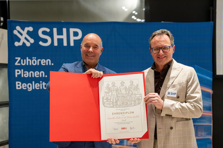 Robert Stiefmüller und Andreas Hohenauer erhalten die WKT-Ehrenurkunde für 35 Jahre Unternehmertum.