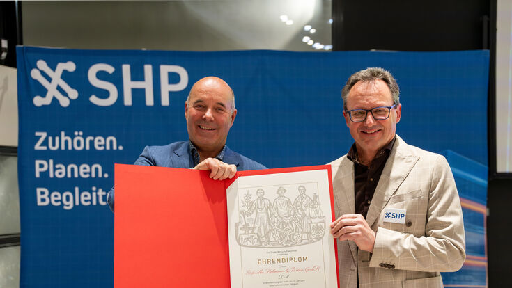 Robert Stiefmüller und Andreas Hohenauer erhalten die WKT-Ehrenurkunde für 35 Jahre Unternehmertum.