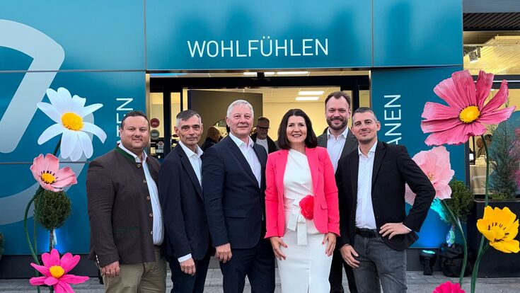 Der Frauenthal Handel Vorstand in Kapfenberg: COO Robert Just (link außen), CEO und CFO Erika Hochrieser (mittig) und CSO Florian Bouchal (2.v.l.)