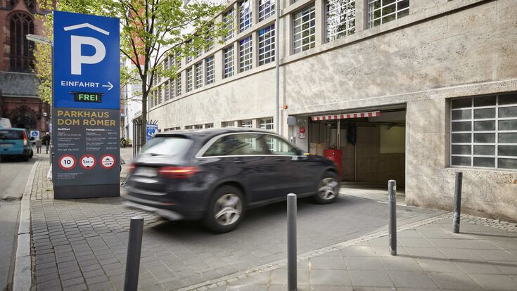 Einfahrt zum Frankfurter Parkhaus Dom Römer