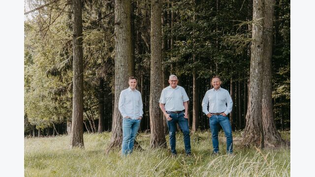 Gemeinsam mit seinem Vater Leo Riebenbauer (mittig) und dem langjährigen Mitarbeiter Wolfgang Artner (rechts) bildet Josef Riebenbauer (links) die Führungsetage des Traditionsbetriebs.