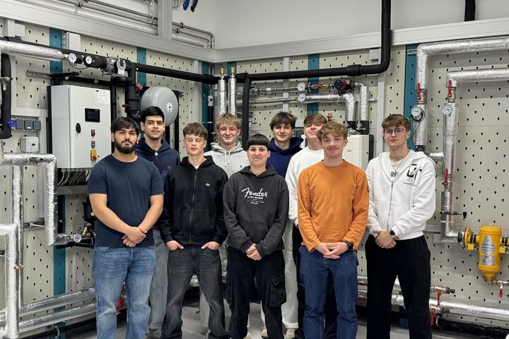 Gruppenfoto der "Erstklassler*innen", die sich für die neue, dreieinhalbjährige Lehrausbildung „Fernwärmetechnik“ an der LBS Graz 4 entschieden haben.