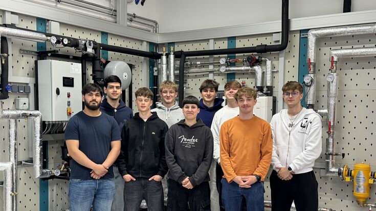 Gruppenfoto der "Erstklassler*innen", die sich für die neue, dreieinhalbjährige Lehrausbildung „Fernwärmetechnik“ an der LBS Graz 4 entschieden haben.