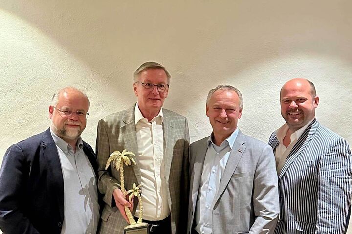 OaseBad-Vorstandsmitglied Andreas Zottler von Vogel & Noot, bisheriger OaseBad-Präsident Karl Pech, Bundesspartenobmann Manfred Denk und BIM-Stv. Franz Schnöller, seit kurzem Präsident von OaseBad (v.l.n.r.)