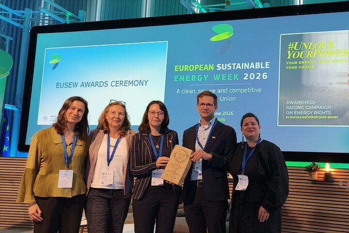 Rahel Crummenauer, Waldtraud Schmid und Petra Schöfmann vom sowie Urban Innovation Vienna Stefan Sattler und Johanna Frohmann von der MA 20 bei der Preisverleihung in Brüssel (v.l.n.r.)