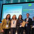 Rahel Crummenauer, Waldtraud Schmid und Petra Schöfmann vom sowie Urban Innovation Vienna Stefan Sattler und Johanna Frohmann von der MA 20 bei der Preisverleihung in Brüssel (v.l.n.r.)