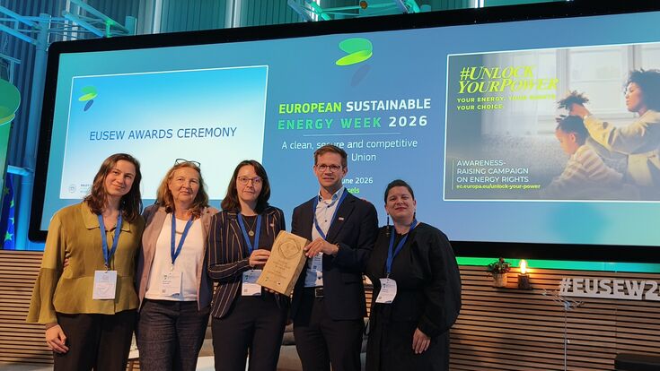Rahel Crummenauer, Waldtraud Schmid und Petra Schöfmann vom sowie Urban Innovation Vienna Stefan Sattler und Johanna Frohmann von der MA 20 bei der Preisverleihung in Brüssel (v.l.n.r.)