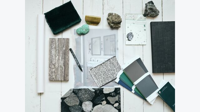 Farbkarten, Materialproben, erste Skizzen – Gesa Hansen bringt alles zusammen, um die gestalterische Richtung greifbar zu machen. Erst wenn Farben und Oberflächen nebeneinander liegen, zeigt sich, ob das Konzept wirklich trägt.