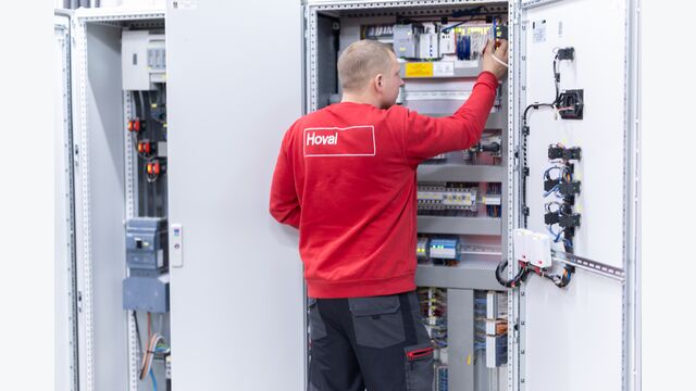 Der individuell geplante Schaltschrank Hoval ControlBox erleichtert Planung, Installation, Inbetriebnahme und spätere Erweiterungen.