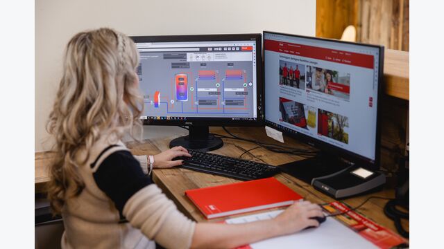 Die Leittechnik HovalSupervisor cloud bündelt Anlagen und Standorte zentral. Damit wird für Transparenz und übersichtliche Visualisierung im Betrieb gesorgt.