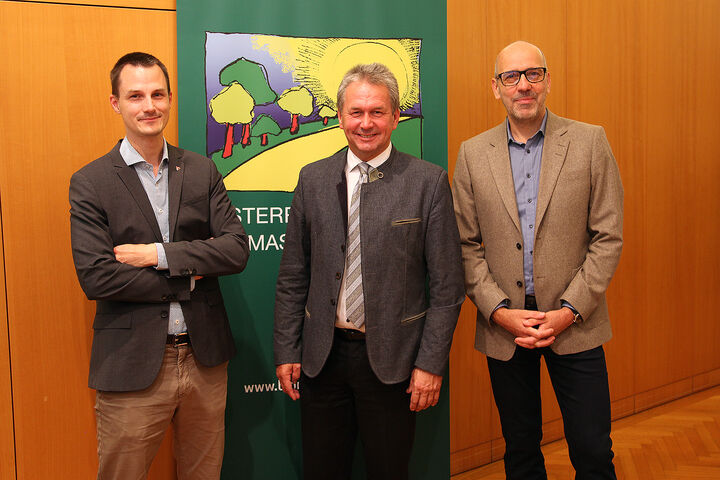 Lorenz Strimitzer, Head of Center Renewable Materials & Resources bei der Österreichischen Energieagentur, Franz Titschenbacher, ÖBMV-Präsident und Silvio Schüler, Leiter des Instituts für Waldwachstum und Waldbau am Bundesforschungszentrum für Wald stellen die Biomassestrategie vor.