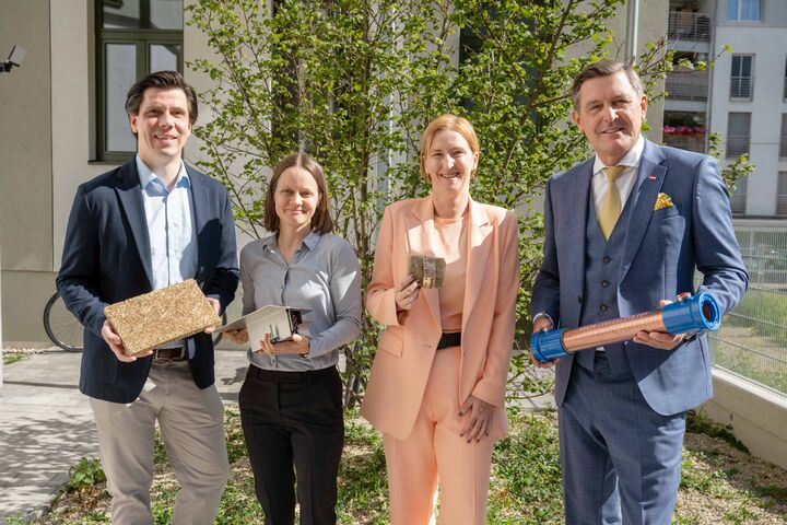 Auf Besuch in der Fernkorngasse: Bernhard Kuhn, Vertretung Eigentümerschaft, Projektleiterin Felicitas Wettstein, Elke Hanel-Torsch, Stadträtin für Wohnen, Wohnbau, Stadterneuerung und Frauen, und Peter Hanke, Bundesminister für Innovation, Mobilität und Infrastruktur (v.l.n.r.)