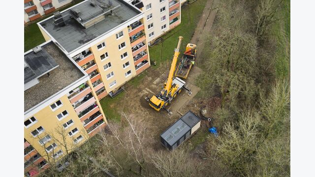 Renovierungsprojekt der DOGEWO21: Die erste Energy Unit 2.0 mit sechsstufiger Wärmepumpen-Kaskade versorgt als modulare Heizzentrale zwei Mehrfamilienhäuser aus dem Baujahr 1967 im Dortmunder Süden.