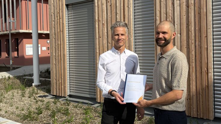 Werner Stutterecker, Leiter des Bachelorstudiengangs Gebäude- und Energietechnik (links) und Lukas Bader, Leiter Energie und Nachhaltigkeitsmanagement bei PKE Energy Automation (rechts)