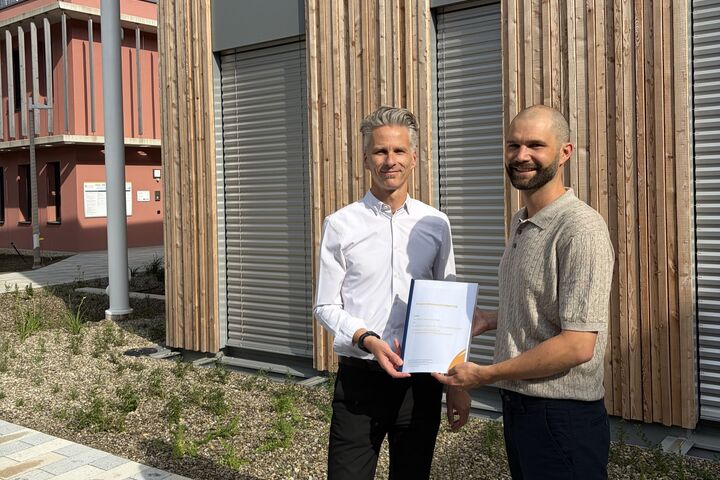 Werner Stutterecker, Leiter des Bachelorstudiengangs Gebäude- und Energietechnik (links) und Lukas Bader, Leiter Energie und Nachhaltigkeitsmanagement bei PKE Energy Automation (rechts)