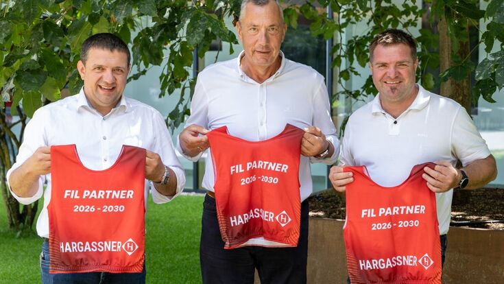 Von links: Hargassner Geschäftsführer Anton Hargassner, FIL-Präsident Einars Fogelis, Hargassner Geschäftsführer Markus Hargassner