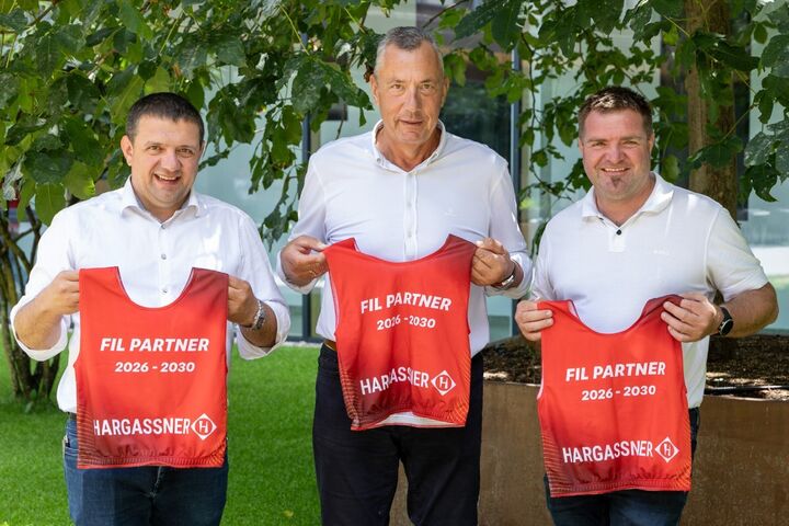 Von links: Hargassner Geschäftsführer Anton Hargassner, FIL-Präsident Einars Fogelis, Hargassner Geschäftsführer Markus Hargassner