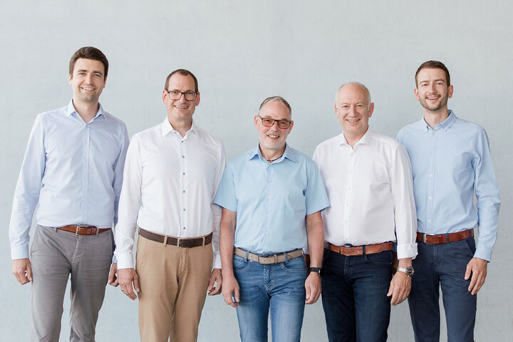Hörburger Energietechnik stellt die Weichen für die Zukunft: David Hörburger (ganz rechts) und Christoph Gruber (ganz links) folgen auf Betram Hörburger (zweiter von rechts) und Klaus Hämmerle (Mitte). Simon Hörburger (zweiter von links) bleibt dritter Geschäftsführer.