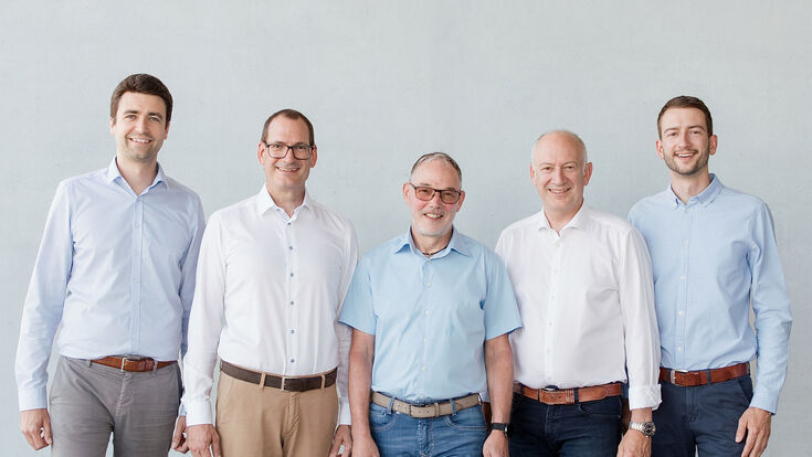 Hörburger Energietechnik stellt die Weichen für die Zukunft: David Hörburger (ganz rechts) und Christoph Gruber (ganz links) folgen auf Betram Hörburger (zweiter von rechts) und Klaus Hämmerle (Mitte). Simon Hörburger (zweiter von links) bleibt dritter Geschäftsführer.
