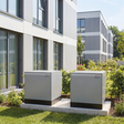 Mit der „Geoblock“ ergänzt Bösch sein Portfolio um eine außenaufgestellte Sole-Wasser-Wärmepumpe für den Leistungsbereich bis 20,5 kW. Durch die Möglichkeit zur Kaskadierung sind Systemleistungen bis 100 kW realisierbar – jetzt auch mit Erdwärme-Planung, Bohrung und Projektrealisierung aus einer Hand.