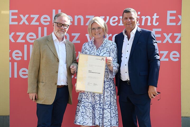 Stephan Resl, Bacon Gebäudetechnik, Monica Rintersbacher, Geschäftsführerin Leitbetriebe Austria und Erich Horvath, Bacon Gebäudetechnik bei der Übergabe der Zertifizierung (v.l.n.r.)