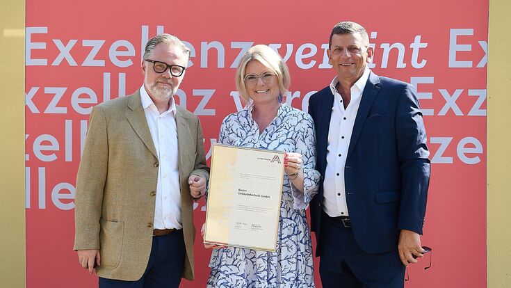 Stephan Resl, Bacon Gebäudetechnik, Monica Rintersbacher, Geschäftsführerin Leitbetriebe Austria und Erich Horvath, Bacon Gebäudetechnik bei der Übergabe der Zertifizierung (v.l.n.r.)