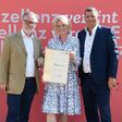 Stephan Resl, Bacon Gebäudetechnik, Monica Rintersbacher, Geschäftsführerin Leitbetriebe Austria und Erich Horvath, Bacon Gebäudetechnik bei der Übergabe der Zertifizierung (v.l.n.r.)