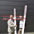 Mit einem Handschlag von Franz Föttinger (rechts), CEO Fischer Sports, und Stiebel Eltron-Geschäftsführer Heinz-Werner Schmidt wurde der Einstieg von Stiebel Eltron in das internationale Skisprung-Sponsoring besiegelt.