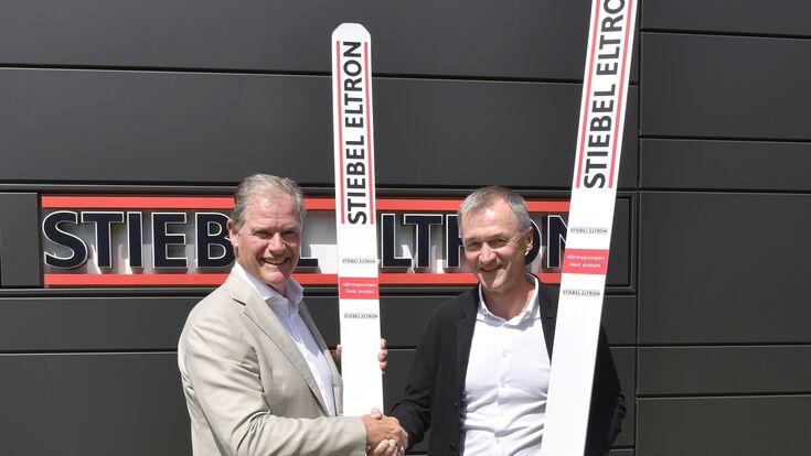 Mit einem Handschlag von Franz Föttinger (rechts), CEO Fischer Sports, und Stiebel Eltron-Geschäftsführer Heinz-Werner Schmidt wurde der Einstieg von Stiebel Eltron in das internationale Skisprung-Sponsoring besiegelt.