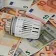 Ein Heizkörper-Regler auf Euro-Scheinen. Förderung