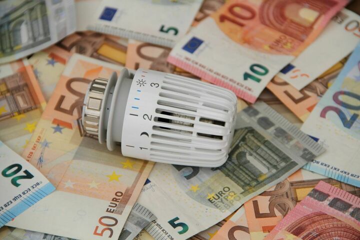 Ein Heizkörper-Regler auf Euro-Scheinen. Förderung